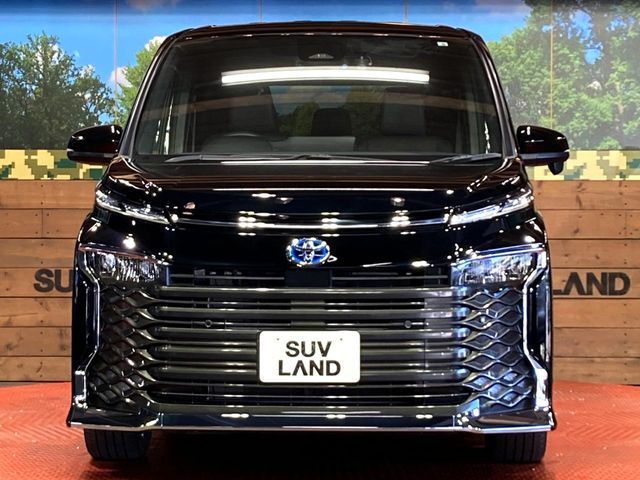 TOYOTA VOXY HYBRID 2022