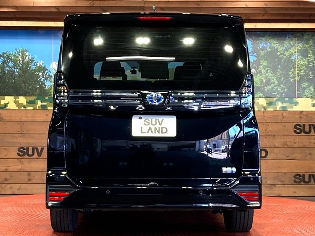 TOYOTA VOXY HYBRID 2022