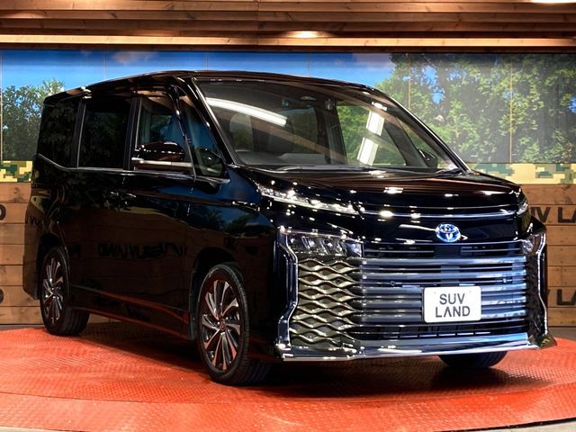 TOYOTA VOXY HYBRID 2022