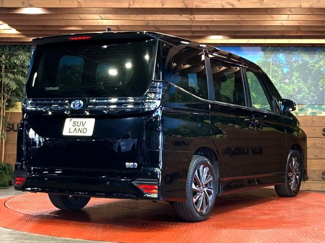 TOYOTA VOXY HYBRID 2022