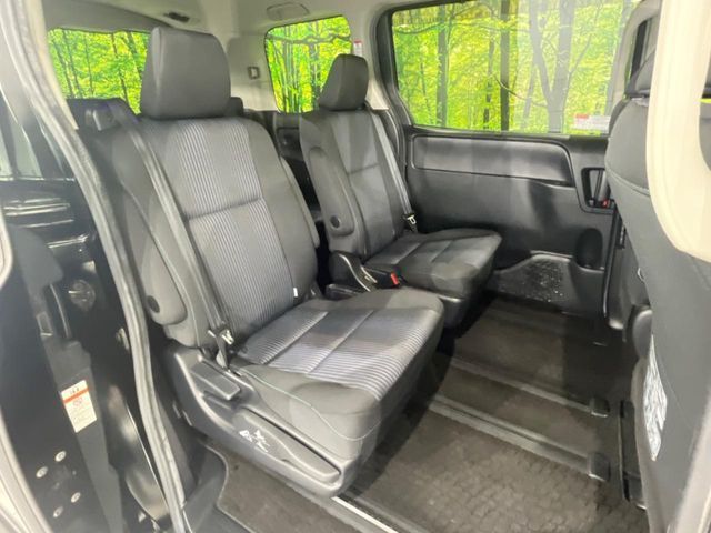 TOYOTA VOXY 4WD 2015