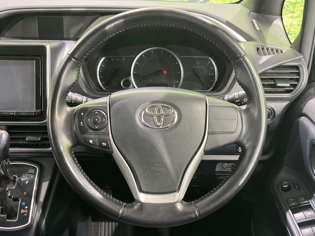 TOYOTA VOXY 4WD 2015