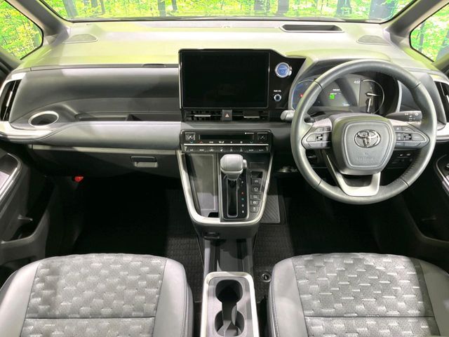 TOYOTA VOXY HYBRID 2022