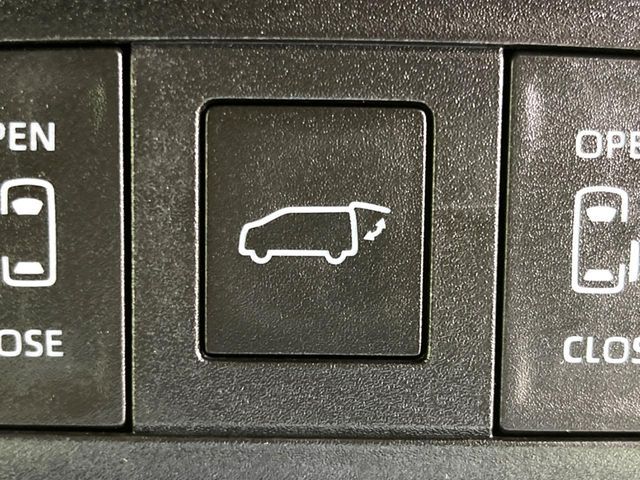 TOYOTA VOXY HYBRID 2022