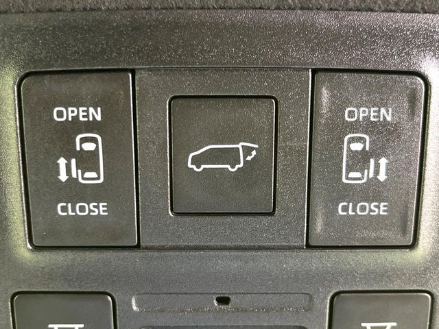 TOYOTA VOXY HYBRID 2022