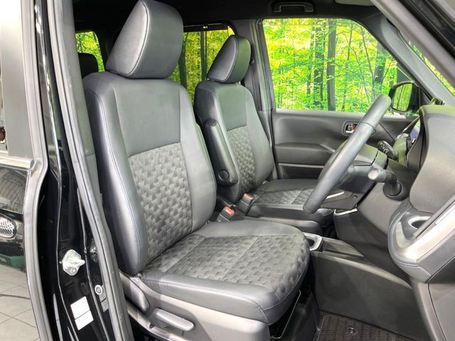 TOYOTA VOXY HYBRID 2022