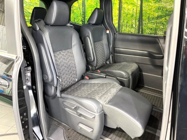 TOYOTA VOXY HYBRID 2022