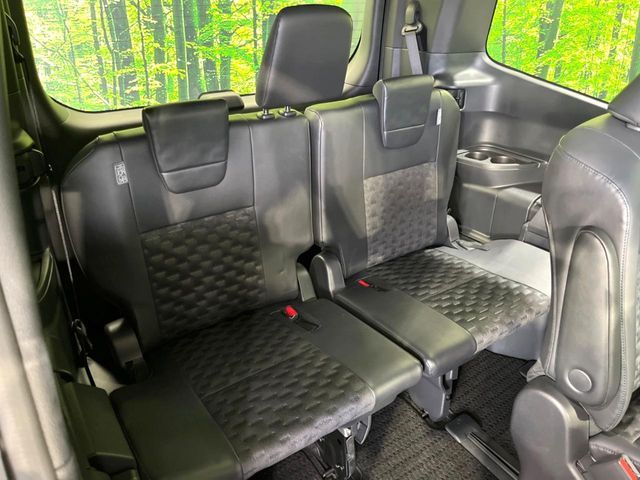 TOYOTA VOXY HYBRID 2022