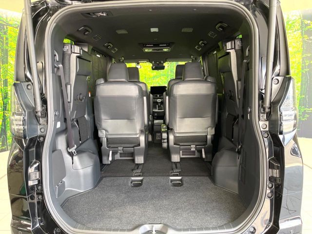 TOYOTA VOXY HYBRID 2022