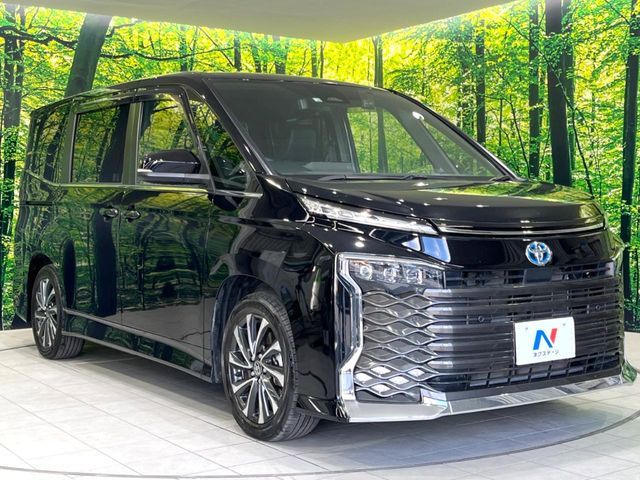 TOYOTA VOXY HYBRID 2022