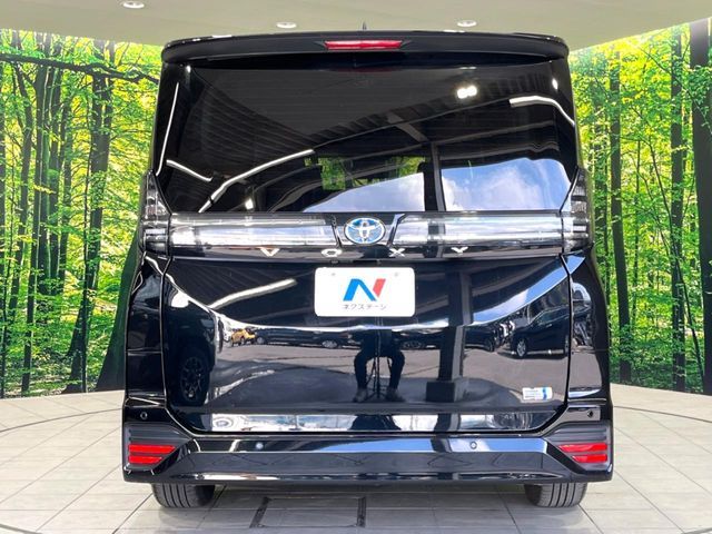 TOYOTA VOXY HYBRID 2022