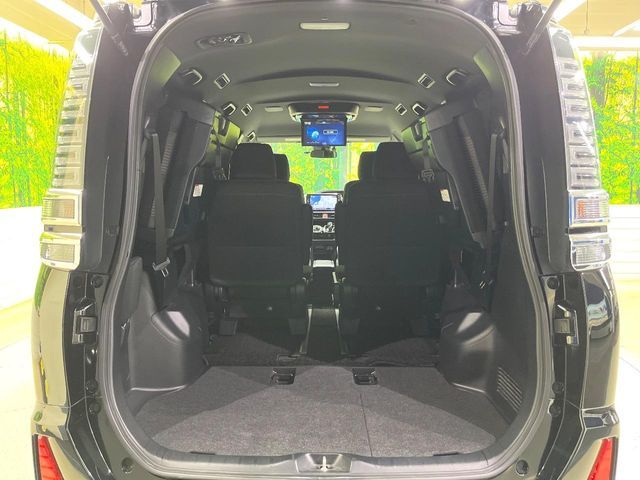 TOYOTA VOXY HYBRID 2018