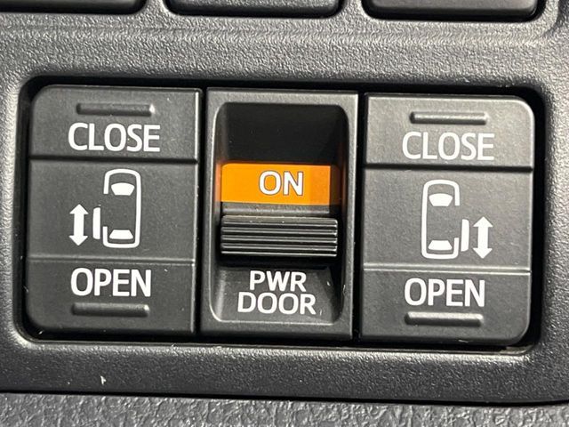 TOYOTA VOXY HYBRID 2018