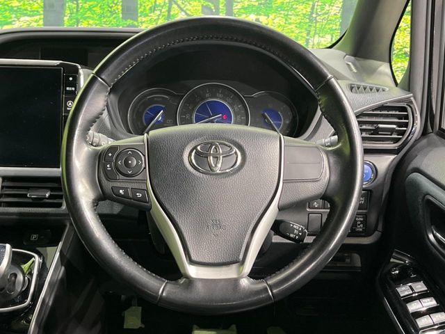 TOYOTA VOXY HYBRID 2018