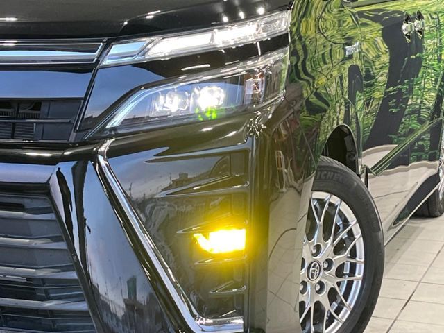 TOYOTA VOXY HYBRID 2018