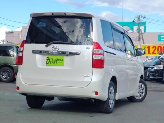 TOYOTA NOAH 2013