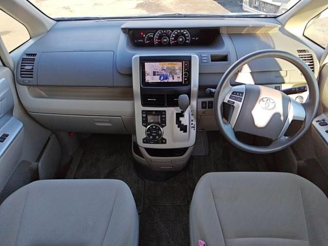 TOYOTA NOAH 2013