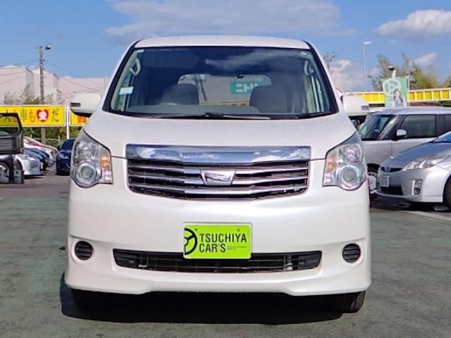 TOYOTA NOAH 2013