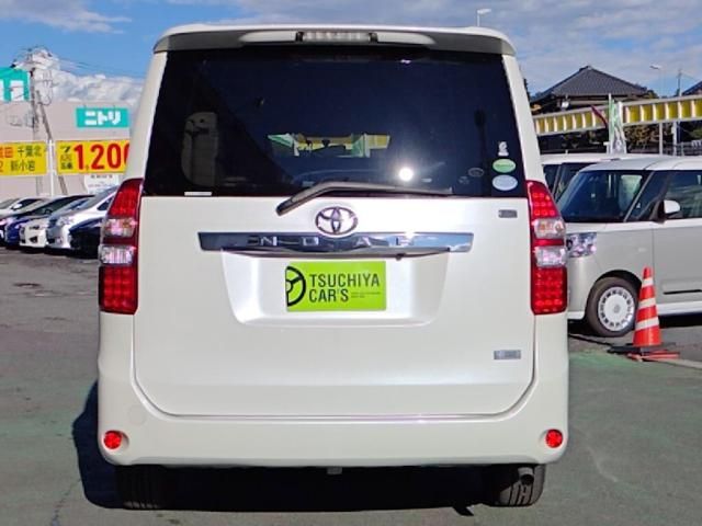 TOYOTA NOAH 2013