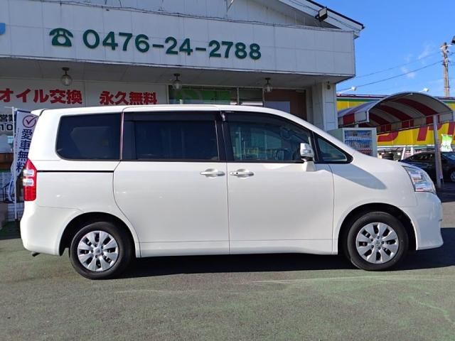 TOYOTA NOAH 2013