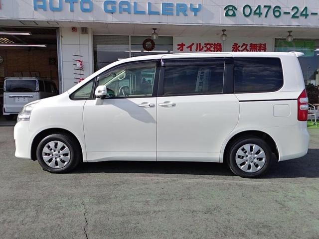 TOYOTA NOAH 2013
