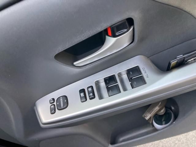 TOYOTA PRIUS Alpha 2012