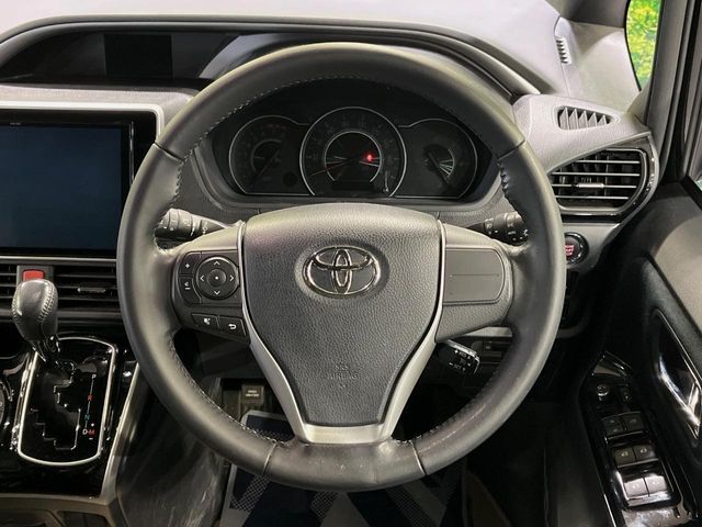 TOYOTA VOXY 2018