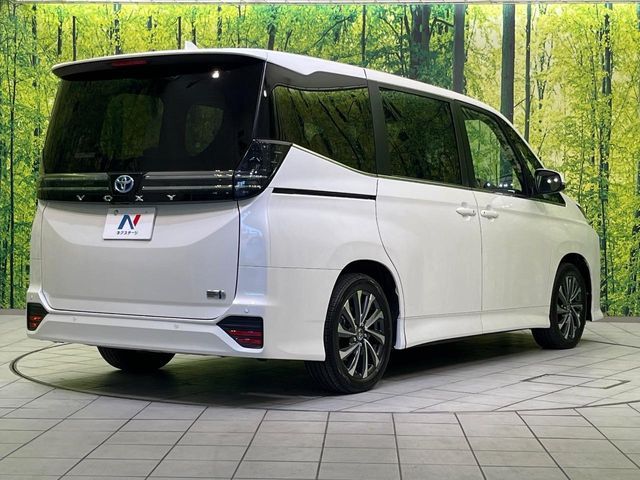 TOYOTA VOXY HYBRID 2025