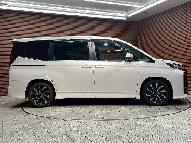 TOYOTA NOAH 2022