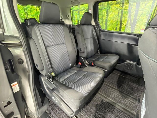 TOYOTA VOXY 4WD 2015