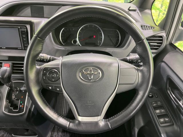TOYOTA VOXY 4WD 2015