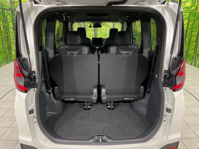 TOYOTA NOAH 4WD 2022