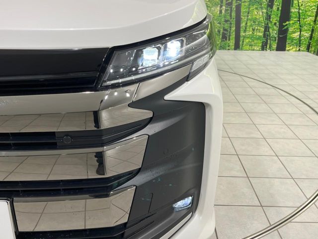 TOYOTA NOAH 4WD 2022