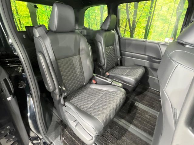 TOYOTA VOXY HYBRID 4WD 2024