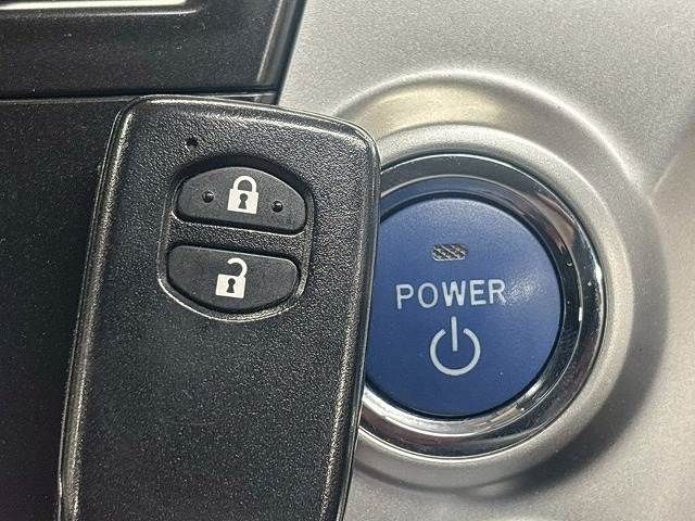 TOYOTA PRIUS Alpha 2012