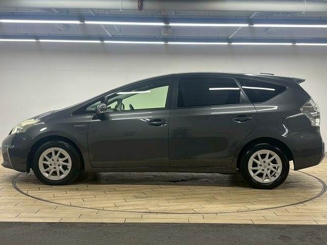 TOYOTA PRIUS Alpha 2012