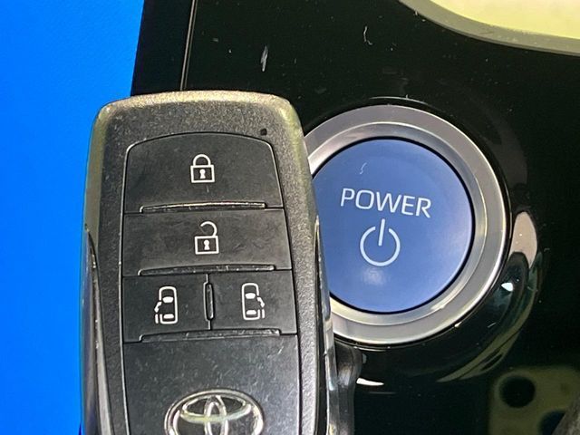 TOYOTA VOXY HYBRID 2023