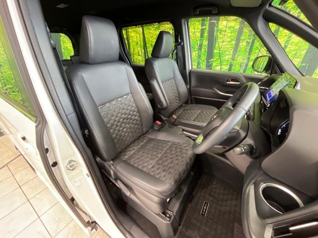 TOYOTA VOXY HYBRID 2023