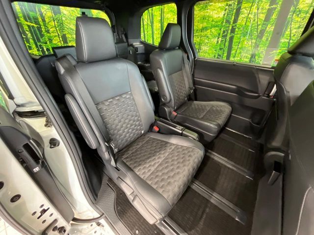 TOYOTA VOXY HYBRID 2023