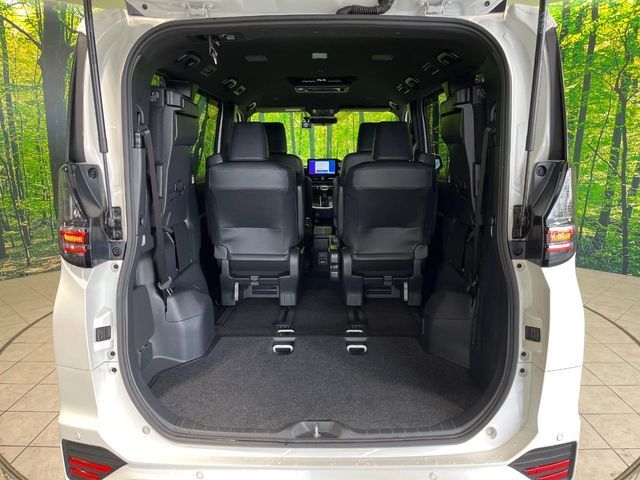 TOYOTA VOXY HYBRID 2023