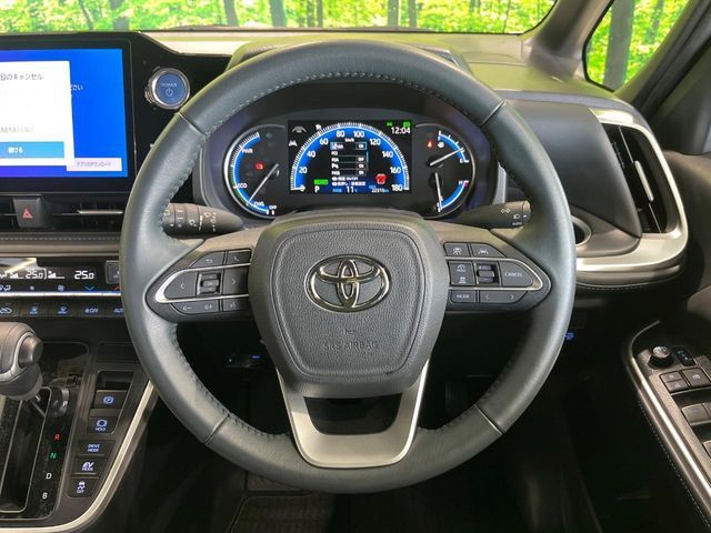 TOYOTA VOXY HYBRID 2023