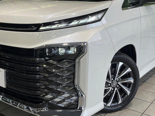 TOYOTA VOXY HYBRID 2023