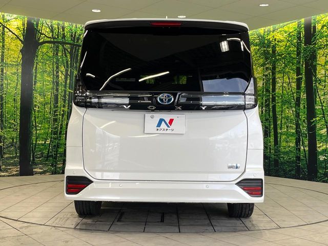 TOYOTA VOXY HYBRID 2023