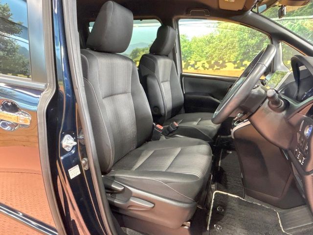 TOYOTA VOXY HYBRID 2019