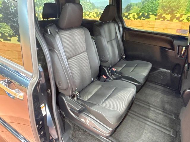 TOYOTA VOXY HYBRID 2019