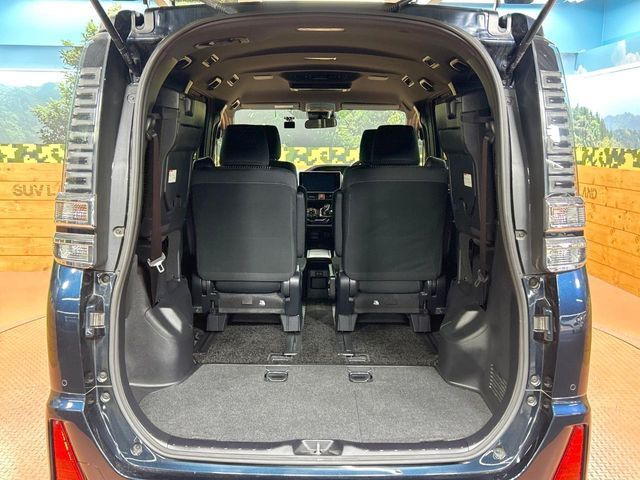 TOYOTA VOXY HYBRID 2019