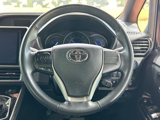 TOYOTA VOXY HYBRID 2019