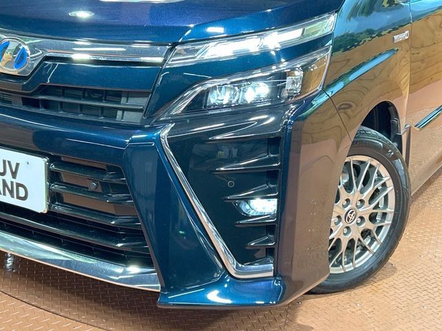 TOYOTA VOXY HYBRID 2019