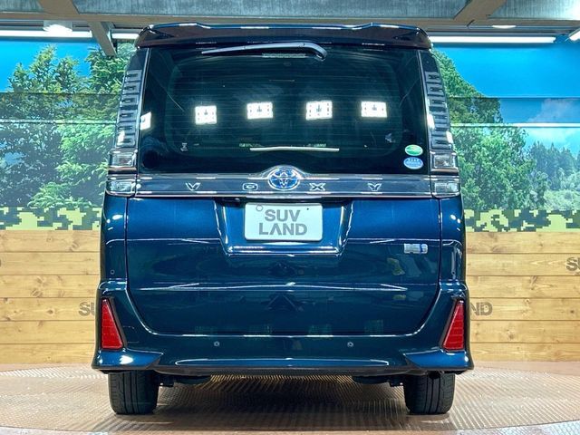 TOYOTA VOXY HYBRID 2019