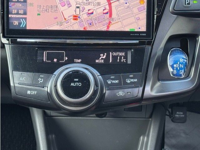 TOYOTA PRIUS Alpha 2014